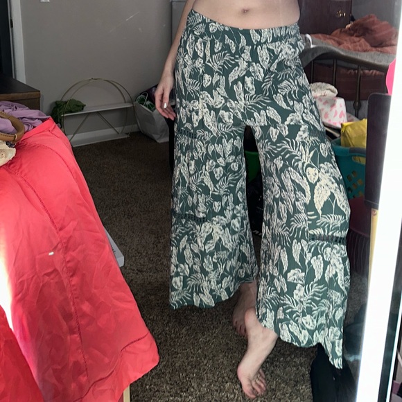 Angie Cotton green monstera leaf ankle pant
Plant pants with lace size small - Picture 4 of 6